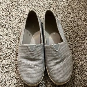Women’s size 8M Grey Toms